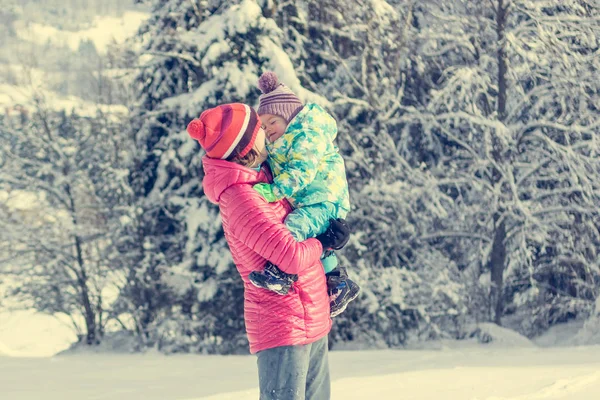 Madre e figlia che giocano nel paesaggio invernale da favola . — Foto Stock