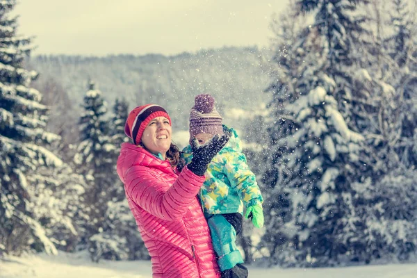 Mor och dotter spelar i sagan vinterlandskap. — Stockfoto