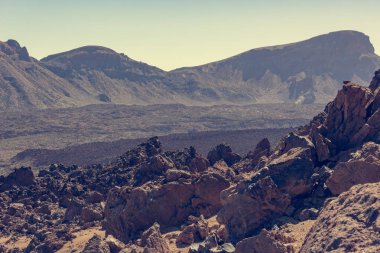 Kötü kalpli lav şekillerle çöl ortamında muhteşem volkanik manzara.