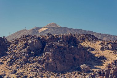 Kötü kalpli lav şekillerle çöl ortamında muhteşem volkanik manzara.