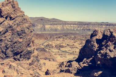 Kötü kalpli lav şekillerle çöl ortamında muhteşem volkanik manzara.