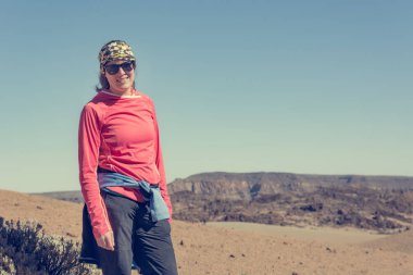 Çekici esmer volkanik wasteland güneşli günde poz.