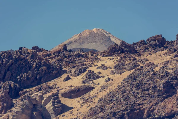 Espetacular paisagem vulcânica em ambiente deserto com formas de lava ímpias . — Fotografia de Stock