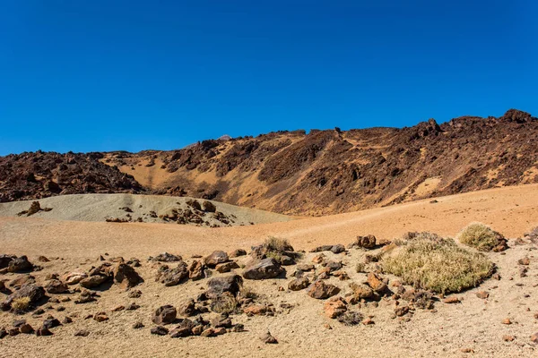 Espetacular paisagem vulcânica em ambiente deserto com formas de lava ímpias . — Fotografia de Stock