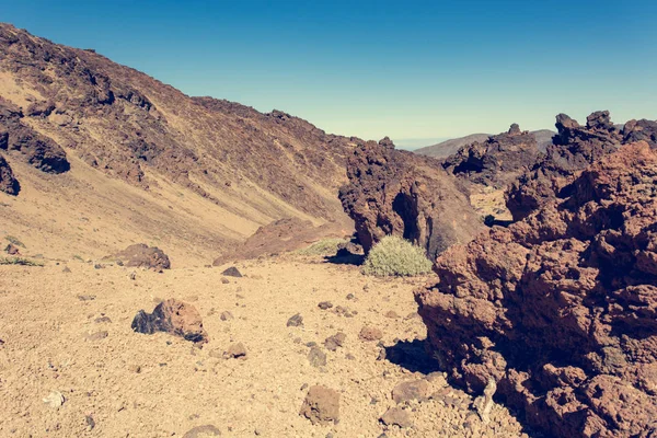 Spettacolare paesaggio vulcanico in ambiente desertico con forme laviche malvagie . — Foto Stock