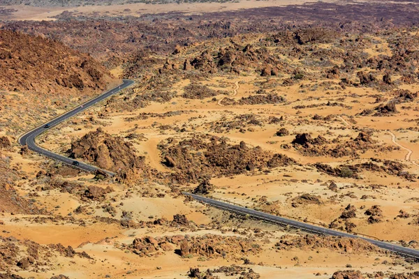 Straße überquert spektakuläre Lava zerfurchte Landschaft im Vulkankrater. — Stockfoto