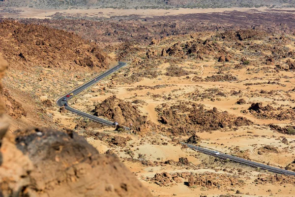 Straße überquert spektakuläre Lava zerfurchte Landschaft im Vulkankrater. — Stockfoto