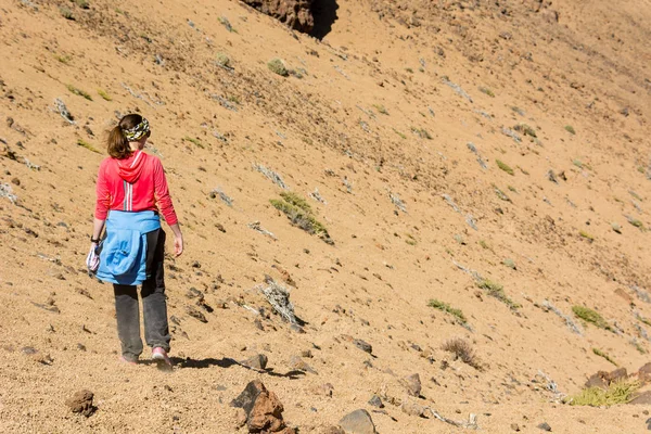 Mulher desportiva correndo para baixo inclinação vulcânica levantando poeira trilha . — Fotografia de Stock