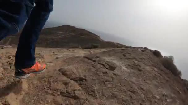 Imagens de baixo nível de correr através do cume vulcânico acima do mar . — Vídeo de Stock