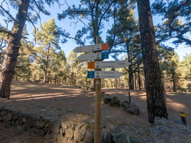 İşareti gösteren yön muhteşem volkanik manzara hiking için mesaj.