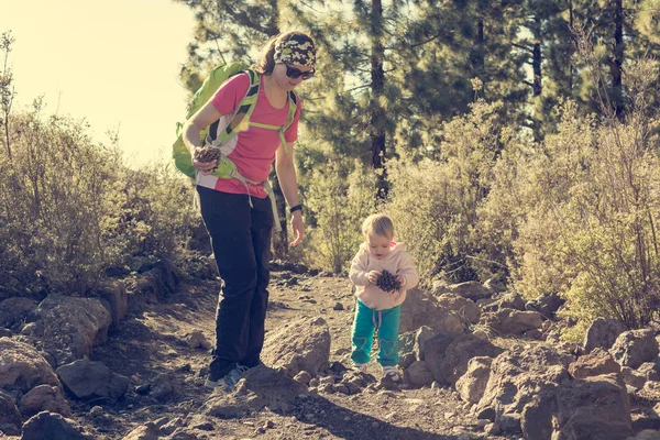 Mutter und Tochter gehen gemeinsam auf Waldweg. — Stockfoto