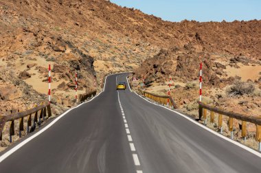 Kurak volkanik çorak üzerinde Tenerife çalışan yol.