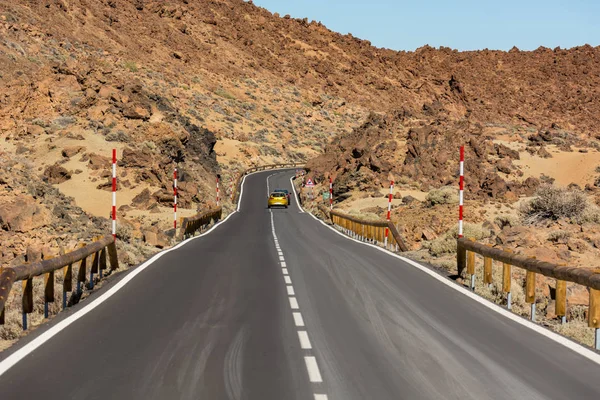 Strada che attraversa aride distese vulcaniche di Tenerife . — Foto Stock