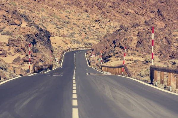 Strada che attraversa aride distese vulcaniche di Tenerife . — Foto Stock