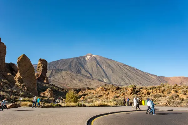 Roques de garcia, spanien - 7. februar: touristen erkunden vulkanische formen im teide krater, am 7. februar 2019 in roques de garcia, spanien — Stockfoto