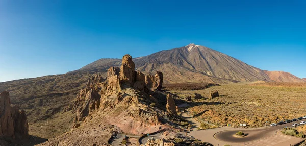 Vista panoramica dello spettacolare cratere vulcanico con molte forme laviche . — Foto Stock