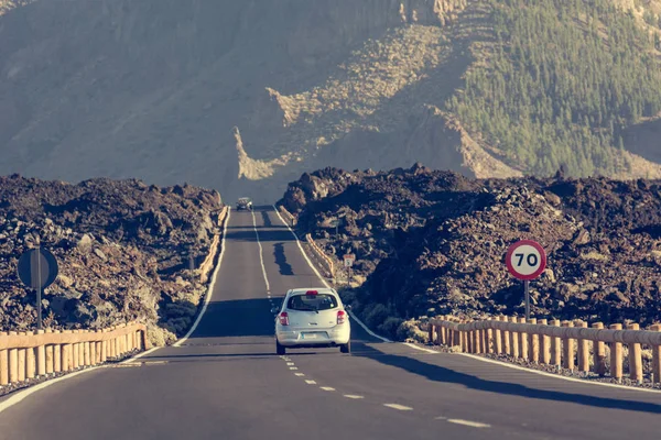 Strada che attraversa aride distese vulcaniche di Tenerife . — Foto Stock