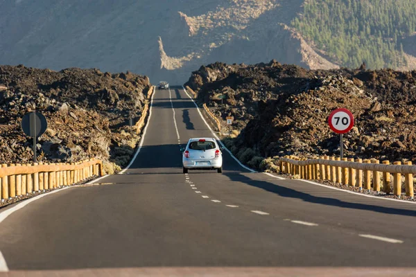 Veg som går gjennom tørre vulkanske ødemark på Tenerife . – stockfoto