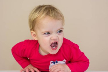 Kötü surat kırmızı elbise sevimli sarışın kız.