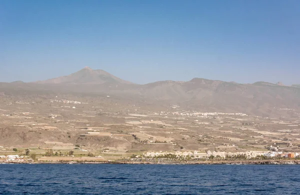 Teide vulkaan verhogen boven kustlandschap - weergave formulier boot. — Stockfoto