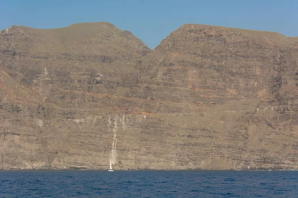 Falaises escarpées moutons s'élevant au-dessus de la mer . — Photo