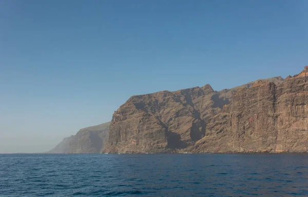 Falaises escarpées moutons s'élevant au-dessus de la mer . — Photo