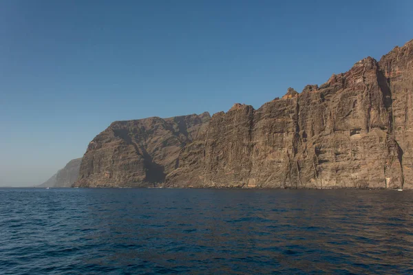 Falaises escarpées moutons s'élevant au-dessus de la mer . — Photo