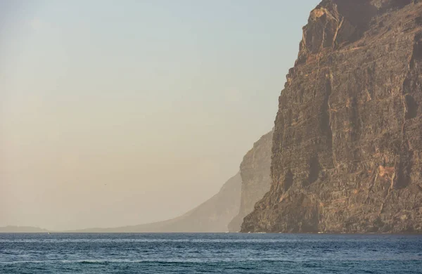 Falaises escarpées moutons s'élevant au-dessus de la mer . — Photo