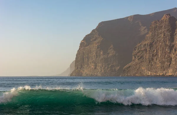 Falaises escarpées moutons s'élevant au-dessus de la mer . — Photo