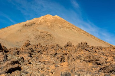 Manzara muhteşem lav yükselen görkemli volkanik koni şeklinde.