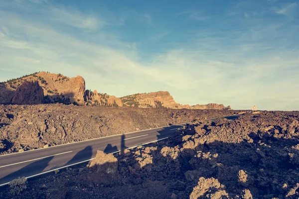 Straße, die durch Lava geformte vulkanische Ödnis führt. — Stockfoto