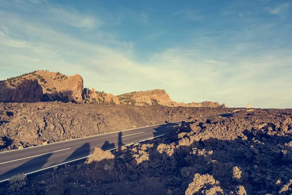 Camino que corre a través de lava formó un páramo volcánico . — Foto de Stock