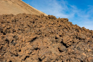 Manzara muhteşem lav yükselen görkemli volkanik koni şeklinde.