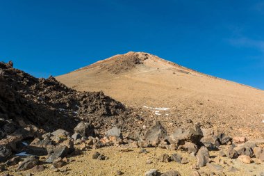Manzara muhteşem lav yükselen görkemli volkanik koni şeklinde.