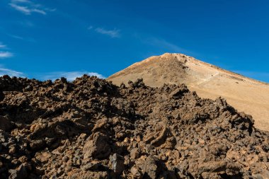 Manzara muhteşem lav yükselen görkemli volkanik koni şeklinde.