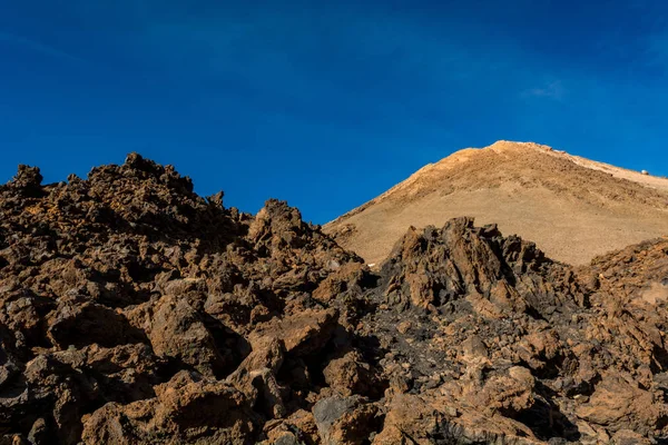 Majestätiska vulkanisk kotte stiger ovanför spektakulära Lavalandskap formade. — Stockfoto