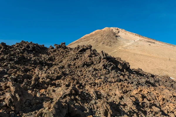 Maestoso cono vulcanico che si erge sopra spettacolare paesaggio a forma di lava . — Foto Stock