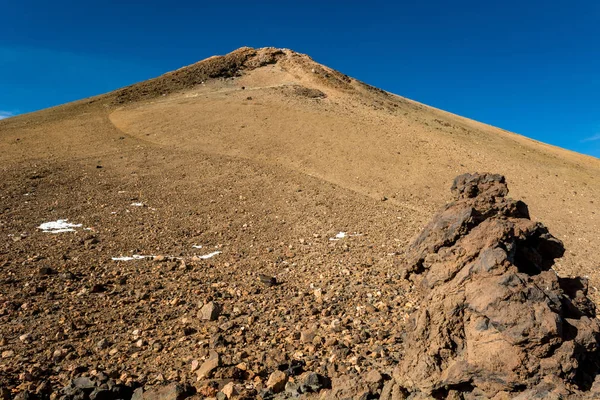 Maestoso cono vulcanico che si erge sopra spettacolare paesaggio a forma di lava . — Foto Stock