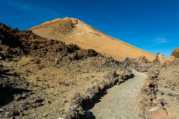 Maestoso cono vulcanico che si erge sopra spettacolare paesaggio a forma di lava . — Foto Stock