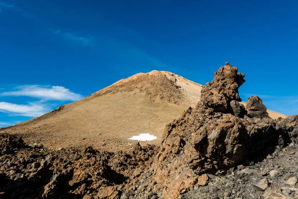 Maestoso cono vulcanico che si erge sopra spettacolare paesaggio a forma di lava . — Foto Stock