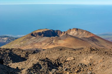 Okyanus üzerinde yükselterek volkan koni havadan görünümü