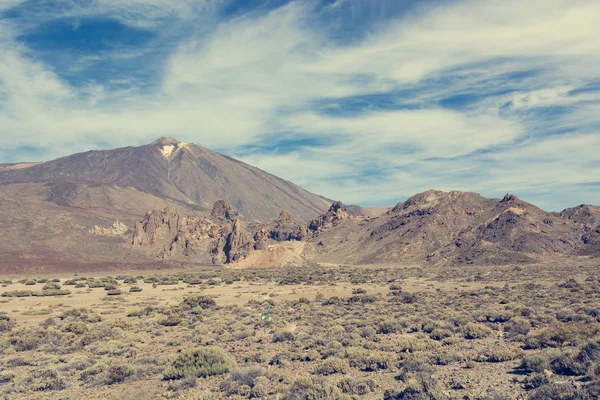 Vista panorâmica da espetacular paisagem vulcânica com cone erguendo-se acima do desfiladeiro . — Fotografia de Stock