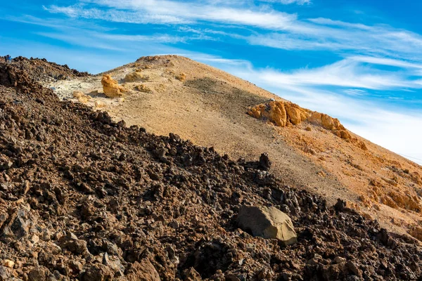 Spektakulära landskap med många intressanta former av vulkanisk aktivitet. — Stockfoto