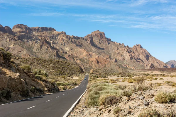 Carretera que atraviesa espectacular paisaje volcánico . — Foto de Stock