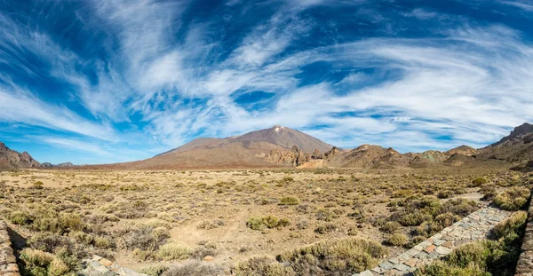 Panoramautsikt över spektakulära vulkaniska landskap med kon höja högt ovanför gorund. — Stockfoto