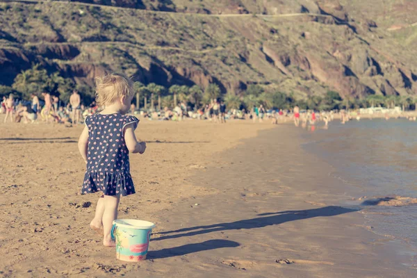 Menina bonito jogando na praia de areia e explorando . — Fotografia de Stock