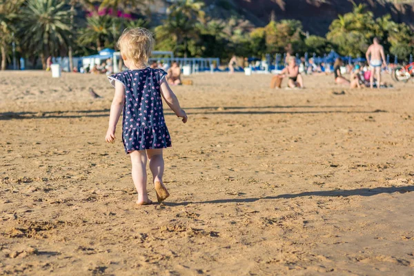 Menina bonito jogando na praia de areia e explorando . — Fotografia de Stock