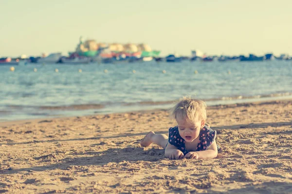 Cute little girl playing on sandy beach and exploring. — Stock Photo, Image