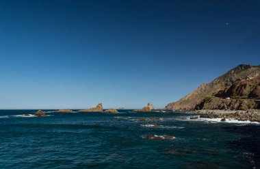 Roque de Las Bodegas muhteşem okyanus manzarası.