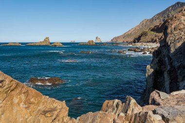 Roque de Las Bodegas muhteşem okyanus manzarası.